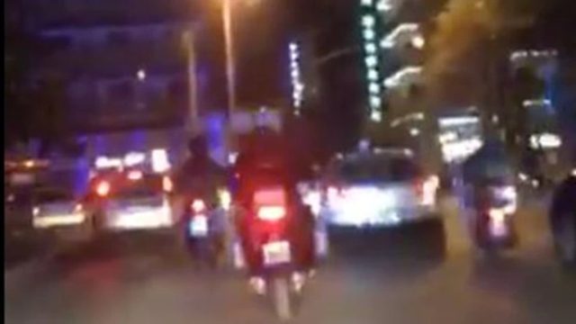Καρέ – καρέ η στιγμή που αστυνομικοί μεταφέρουν παιδί με αλλεργικό σοκ στο νοσοκομείο (video)