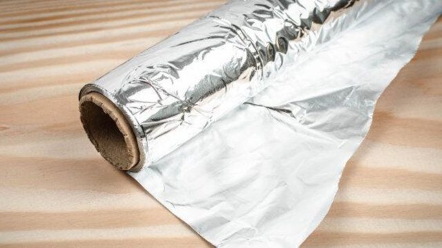 Τόσο καιρό κόβετε λάθος το αλουμινόχαρτο! Δείτε πως πρέπει να το κάνετε