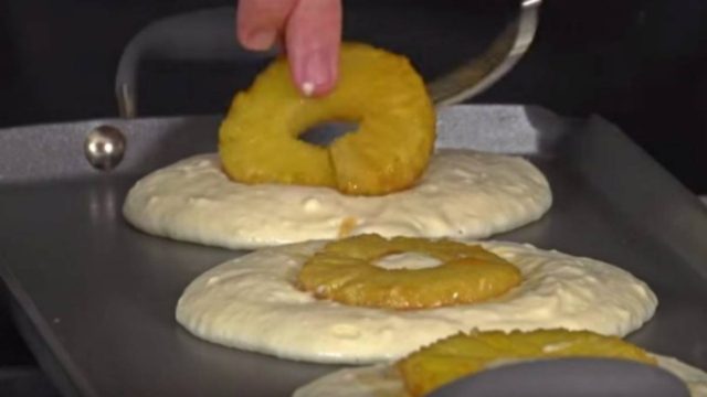 Βάζει ζύμη στο τηγάνι και ρίχνει πάνω έναν ανανά…Το αποτέλεσμα; Οι καλύτερες τηγανίτες!