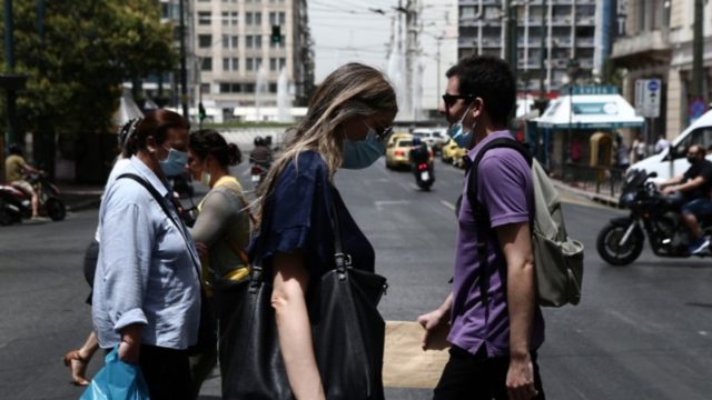 Ηλίας Μόσιαλος κατά των SMS στους ανεμβολίαστους: «Κακή ιδέα, να την πάρουν πίσω»