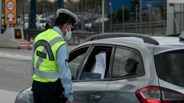 «Lockdown» για ανεμβολίαστους τα Χριστούγεννα: Σκέψεις για απαγόρευση μετακινήσεων από νομό σε νομό!