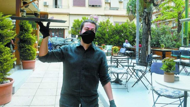 Σφίγγει ο κλοιός για τους ανεμβολίαστους: Υποχρεωτικά rapid tests με δικά τους έξοδα – Πώς θα ελέγχονται και ποια είναι τα πρόστιμα