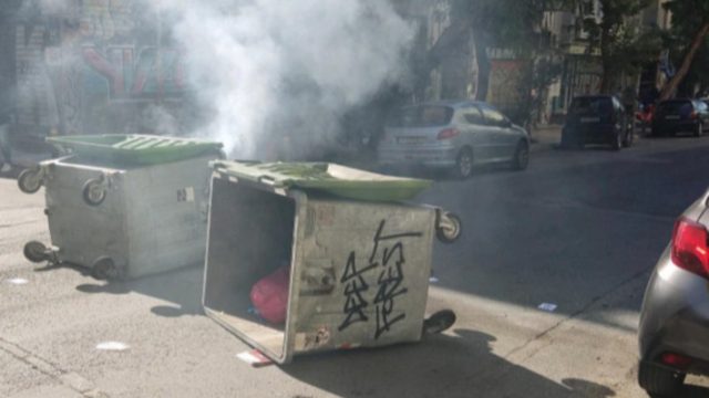 Νέα ένταση στο κέντρο της Αθήνας – Οδοφράγματα και πετροπόλεμος έξω από την ΑΣΟΕΕ