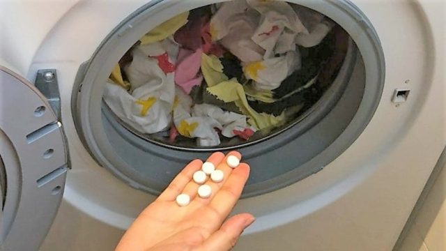 Βάζει ασπιρίνες στο πλυντήριο – Μόλις δείτε γιατί θα το κάνετε κι εσείς