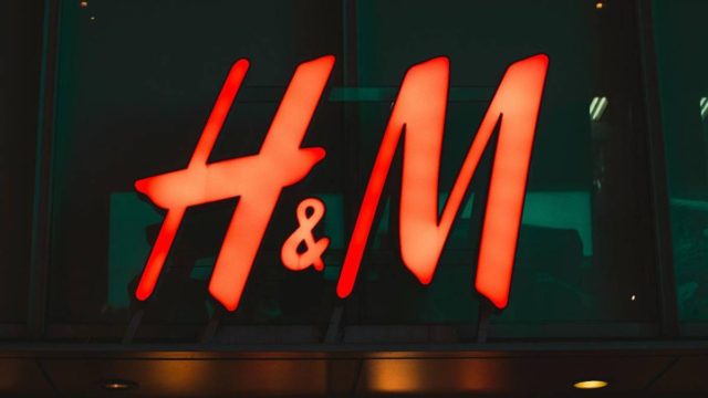 H&M: Η φούστα που δεν θα βγαίνει από πάνω σου! Είναι εμπριμέ και κοστίζει λιγότερο από 20 ευρώ