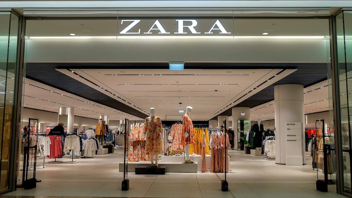 ZARA: Τρέξε να προλάβεις! Στιλάτο τοπ με μακρύ μανίκι σε τέλεια τιμή