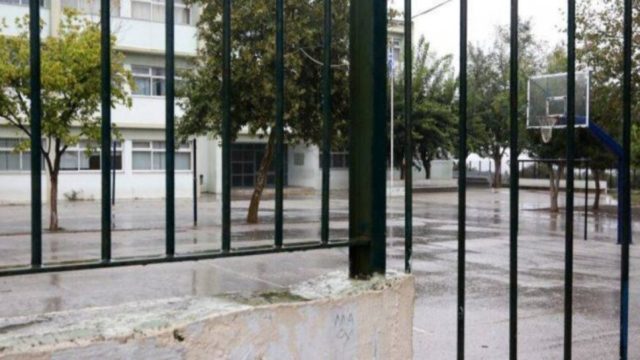 Τρόμος για 16χρονη μαθήτρια στο Βύρωνα: 22χρονος με κατεβασμένα παντελόνια προσπαθούσε να ανοίξει την πόρτα τουαλέτας (Video)