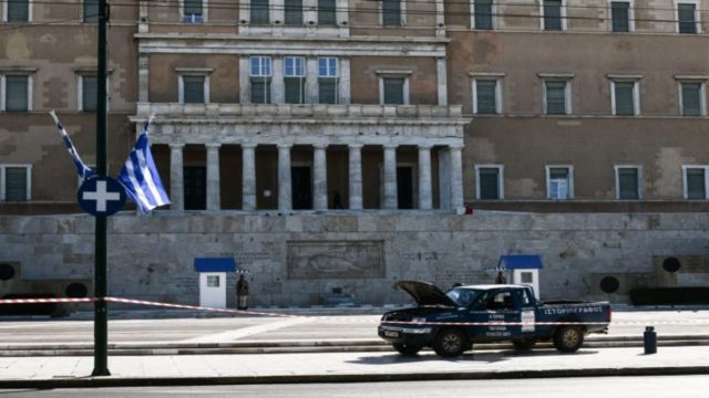 Βουλή: Αυτό το έγγραφο είχε μαζί του ο αγρότης που έφτασε στον Άγνωστο Στρατιώτη