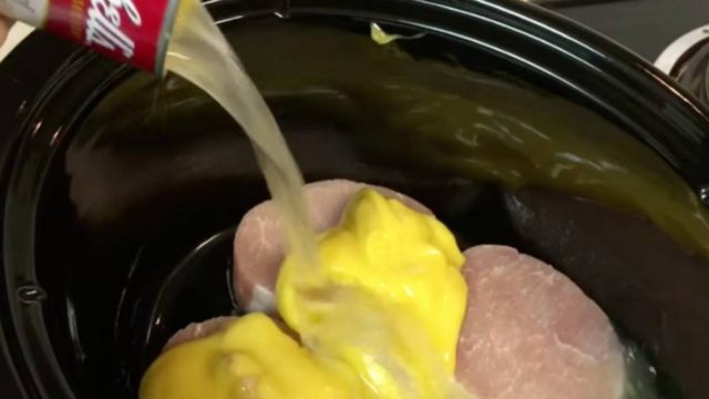Βάζει στο ταψί μπριζόλες και ρίχνει από πάνω μόνο 2 υλικά…Το καλύτερο πιάτο