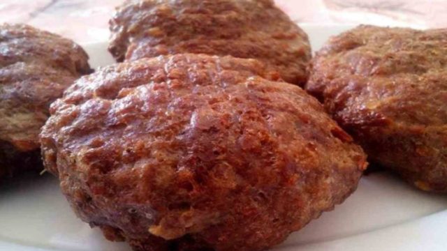 Μην ξαναβάλετε φρυγανιά για τα μπιφτέκια σας: Αυτό το υλικό είναι το καλύτερο