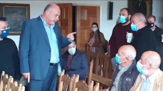 Χαμός με Μπέο στο Δημαρχείο Βόλου: «Θα είναι η πρώτη φορά που θα γίνετε μαύροι στο ξύλο»
