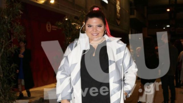 Ερωτευμένη η Δανάη Μπάρκα: Στο θέατρο με κοντό μαύρο φόρεμα και τον Τίμο Ζαχαράτο