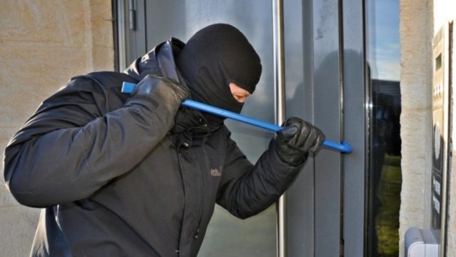 Συναγερμός στη Φθιώτιδα: Γύρισαν σπίτι και βρήκαν μέσα τους διαρρήκτες μέρα μεσημέρι