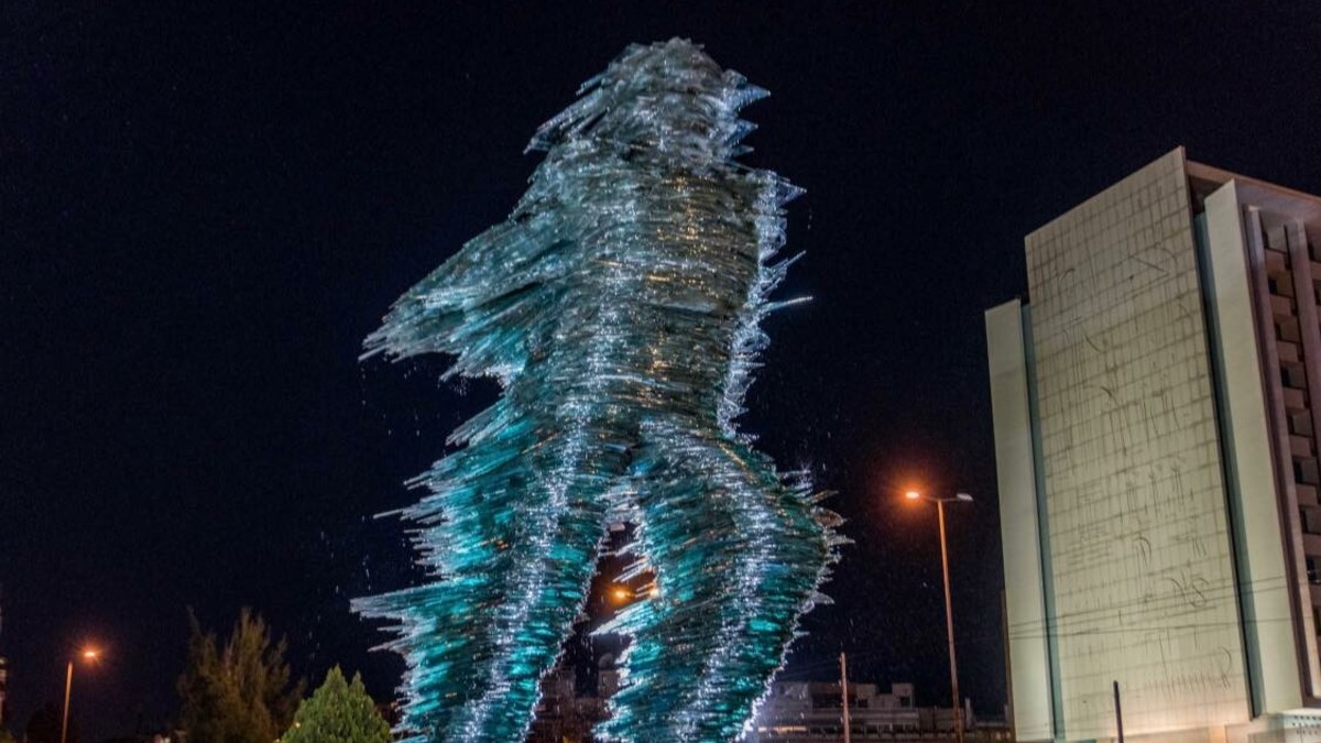«Δρομέας»: Έλαμψε ξανά το εμβληματικό γλυπτό – Καθαρίστηκε μετά από 7 χρόνια