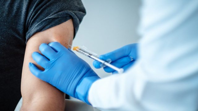 Ανοίγει η πλατφόρμα για την τρίτη δόση στους άνω των 50