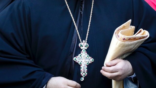 Πατέρας έδειρε ιερέα σε στάση σχολικού λεωφορείου όπου άγγιξε τον 9χρονο γιο του