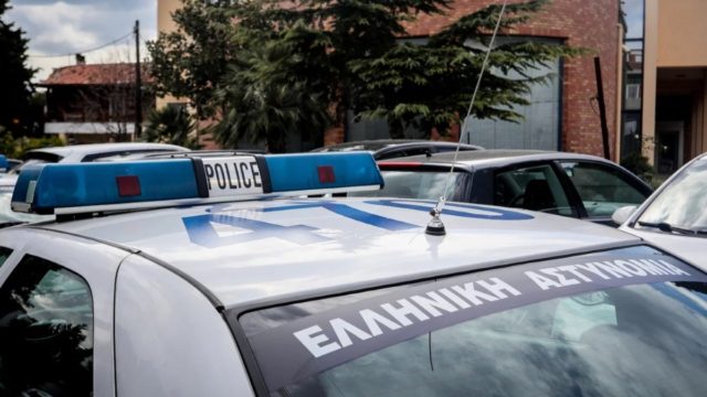 Έγκλημα στο Αιγάλεω: Παραδόθηκε ο 20χρονος που σκότωσε τη μητέρα του