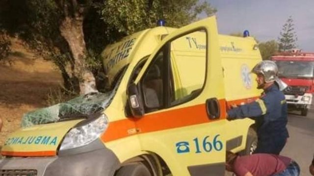 Σοκαριστικό τροχαίο στην Κρήτη – Ασθενοφόρο έγινε σμπαράλια
