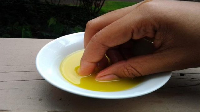Πώς να δημιουργήσεις μεγάλα και δυνατά νύχια; Με ελαιόλαδο!