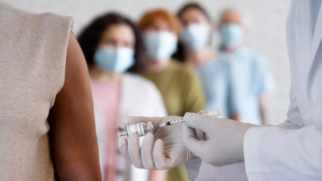 «Μάχη» ενημέρωσης για τον εμβολιασμό: Ξεκινάει online forum και τηλεφωνική γραμμή για απορίες