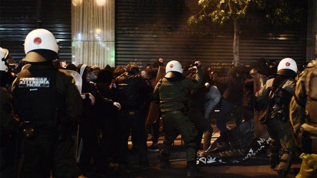Επεισόδια και χημικά στην πορεία στο κέντρο της Αθήνας για τον θάνατο του 20χρονου στο Πέραμα