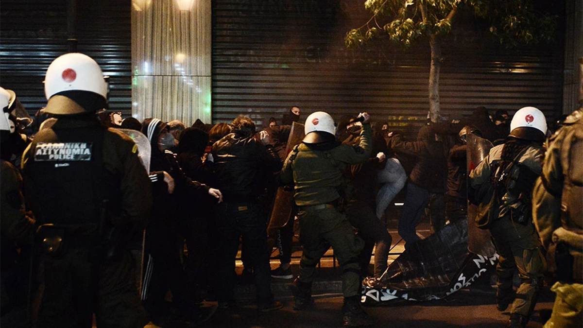 Επεισόδια και χημικά στην πορεία στο κέντρο της Αθήνας για τον θάνατο του 20χρονου στο Πέραμα