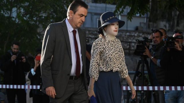 Επίθεση με βιτριόλι: «Το οξύ προχωράει βαθιά, θα μπορούσε να είχε κάψει μύες ή οστά» – Ανατριχιαστική η κατάθεση της γιατρού της Ιωάννας