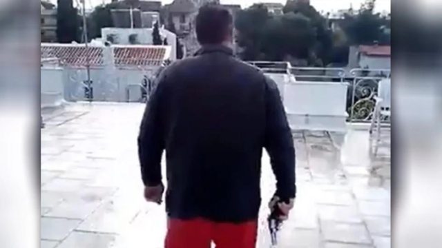 Νέα Ερυθραία: Μητέρα 40χρονου – «Κλαίω για τον γιο μου και τον αδικοχαμένο εργάτη»