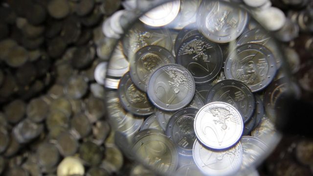 Μεγάλη προσοχή! Πλαστά κέρματα των δύο ευρώ «κατέκλυσαν» την αγορά – Έτσι θα τα ξεχωρίζετε