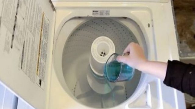 Έβαλε μισό φλιτζάνι στοματικό διάλυμα στο πλυντήριο! Δείτε γιατί! (Video)