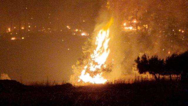 Βραδινή μάχη με τις φλόγες κοντά στο Μαρτίνο