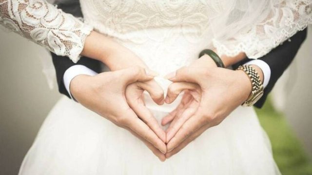 Ο γαμπρός θέλησε να κάνει καντάδα στην νύφη στη διάρκεια του γάμου – Αυτό που έγινε μετά αηδίασε τους πάντες