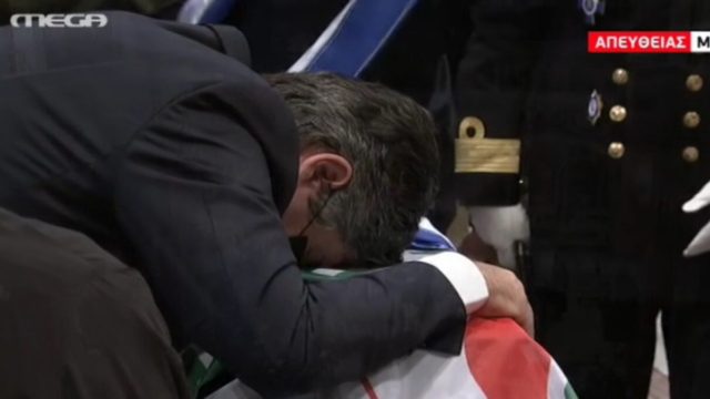 Φώφη Γεννηματά: Σπάραξε ο σύζυγός της πάνω από το φέρετρο