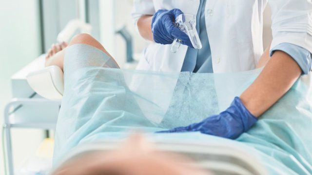 Θεσσαλονίκη: Γυναικολόγος παρενοχλούσε φοιτήτριες – «Ήμουν εντελώς γυμνή και άρχισε να με χαϊδεύει»