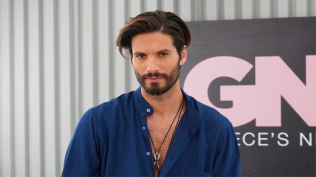 Χαμός με τον Γιώργο Καράβα: Τα καυτά φιλιά με νεαρή καλλονή – Τον «τσάκωσε» η γυναίκα του (Video)
