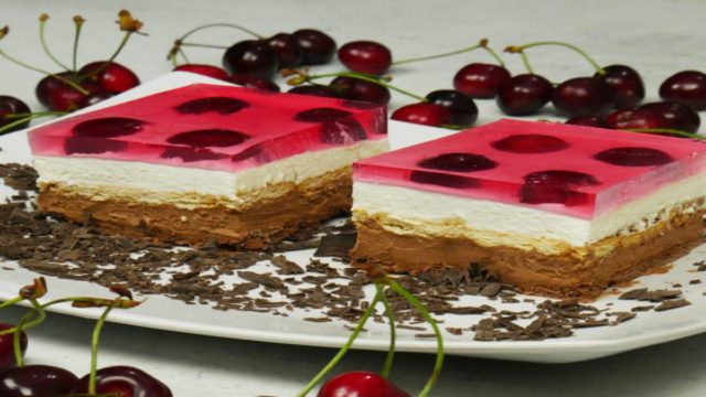 Νόστιμο μπισκοτογλυκό ψυγείου με κεράσια