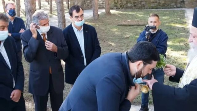 Μητροπολίτης Γρεβενών Δαβίδ: Κατέβαζε τη μάσκα σε όποιον πήγαινε να φιλήσει το Σταυρό