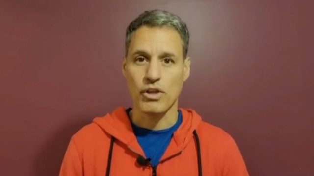 Γρηγόρης Πετράκος: «Κάνω εμετό στη μούρη σας» – Ξεσπά για όσους τον κατηγορούν για κωλοτούμπα (Video)
