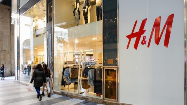 H&M: Το φλογερό κόκκινο πουλόβερ που θα λατρέψεις!