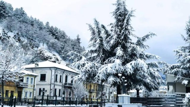 Ο “Μπάλλος” έντυσε την Ελλάδα στα λευκά: Χιόνια και ειδυλλιακές εικόνες σε Γρεβενά και Φλώρινα