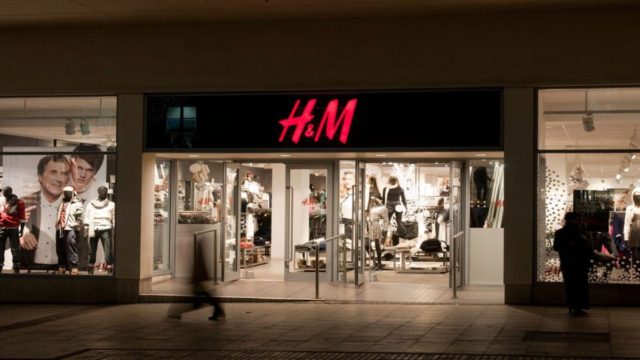 H&M: Πανζουρλισμός με αυτή την μπλούζα – Τρέξε να προλάβεις
