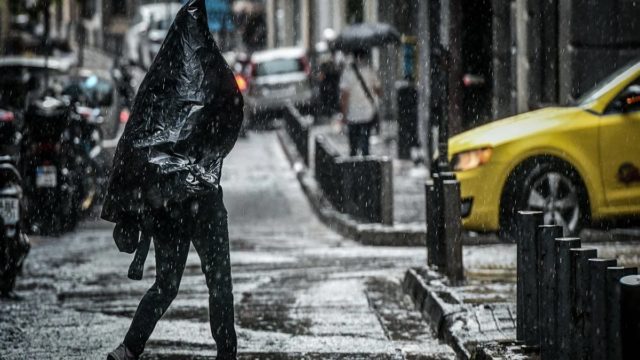 Καιρός σήμερα 24/10: Καταιγίδες και πτώση της θερμοκρασίας – Με τι καιρό θα γίνουν οι παρελάσεις την 28η Οκτωβρίου (Video)