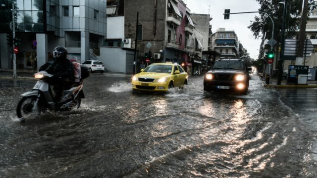 Κακοκαιρία «Μπάλλος»: Διεκόπη η κυκλοφορία σε περιοχή του Χαλανδρίου – Υποχώρησε οδόστρωμα!
