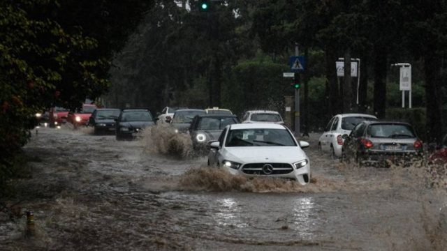 Η φωτογραφία της ημέρας: Δρόμοι… πισίνα στο κέντρο της Αθήνας