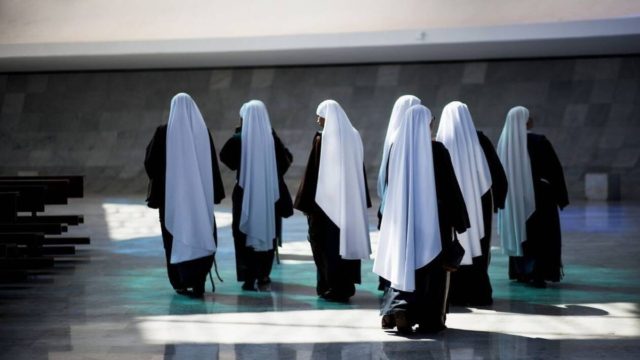 Φρίκη: Διεστραμμένες καλόγριες βίαζαν με σταυρούς ανήλικα κορίτσια! «Με έσφιγγε στο στήθος, κατέβαζε το εσώρουχό μου και…»