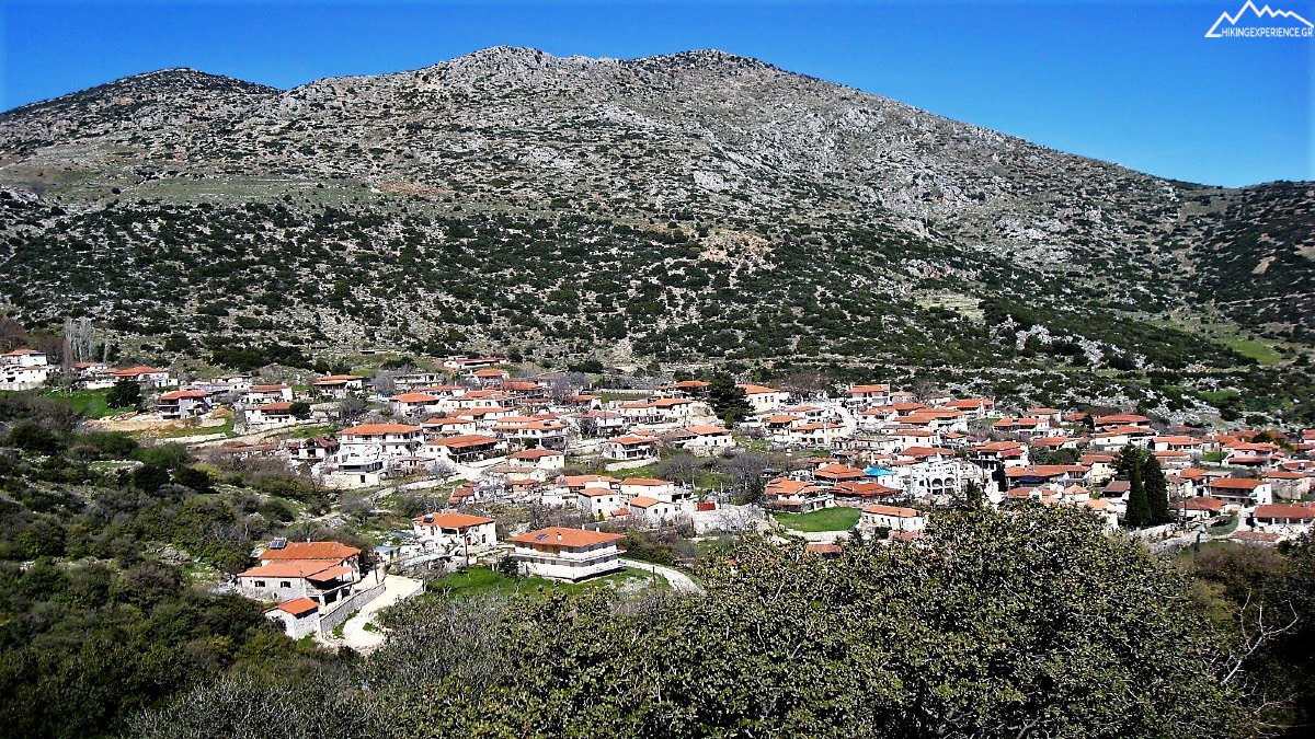 «Άγνωστο» παραδοσιακό χωριό στην Αργολίδα πνιγμένο στα έλατα