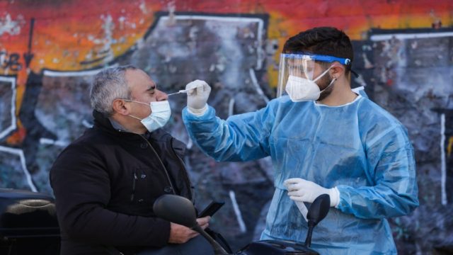 Αυξάνονται επικίνδυνα τα κρούσματα: Θα κυμανθούν κοντά στα 3.500! – Έκκληση των ειδικών για εμβολιασμό