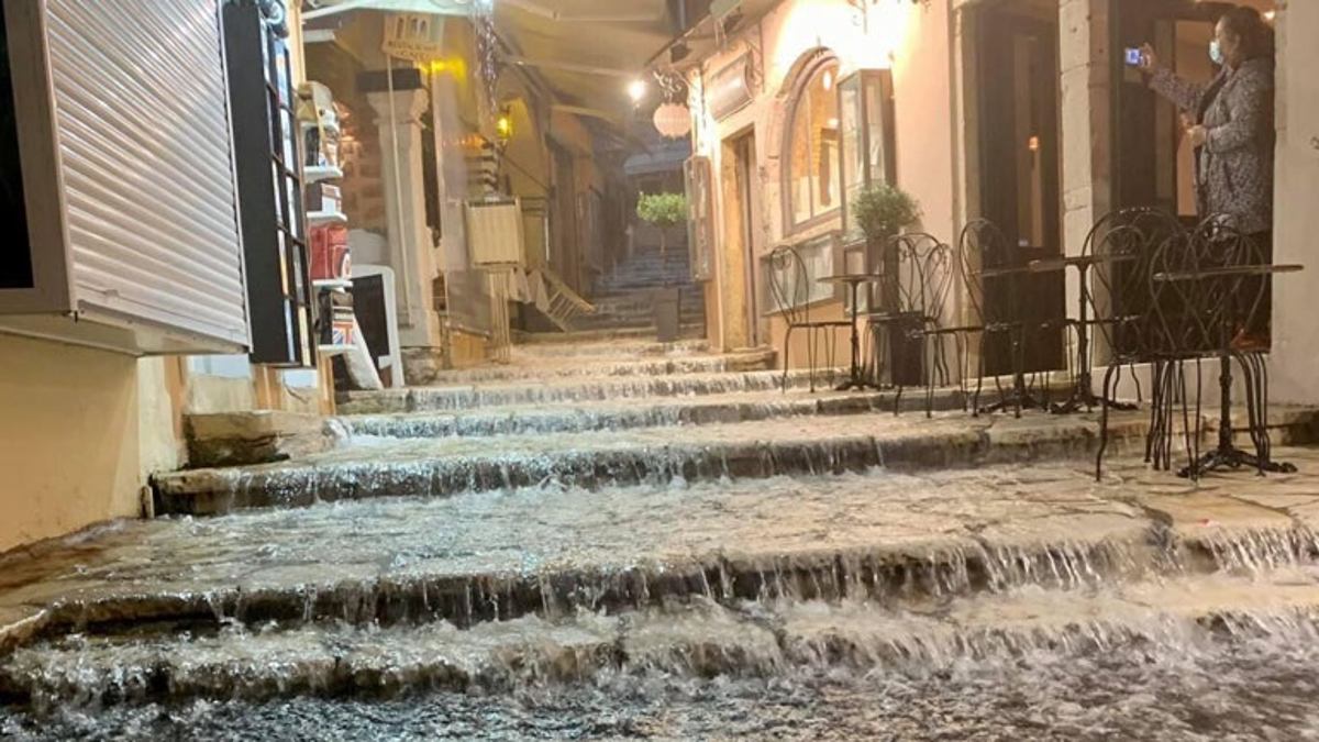 Η κακοκαιρία Αθηνά σαρώνει την Κέρκυρα – Πλημμύρισαν αυλές σπιτιών
