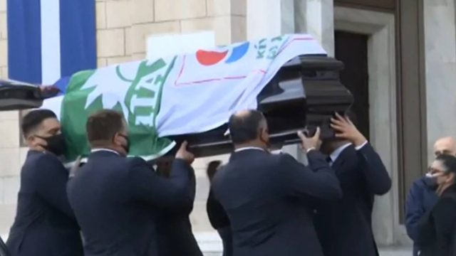 Κηδεία Φώφης Γεννηματά: Έφτασε στη Μητρόπολη η σορός της – Σκεπασμένο το φέρετρο με σημαίες ΠΑΣΟΚ και ΚΙΝΑΛ