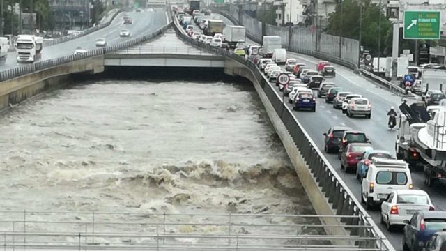 Κακοκαιρία «Μπάλλος»: Σοκάρουν οι εικόνες από τον Κηφισό – Στα όριά του ο Ιλισός